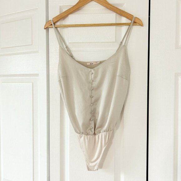 Francesca’s Mi Ami Champagne Satin Button Front Bodysuit Women’s Size XS - Picture 2 of 9